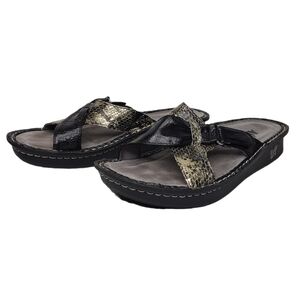 Alegría By PG Lite Violet Black Snakeskin Cross Straps Slide On Sandals Sz 9